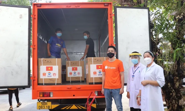 Shopee trao tặng các thiết bị y tế