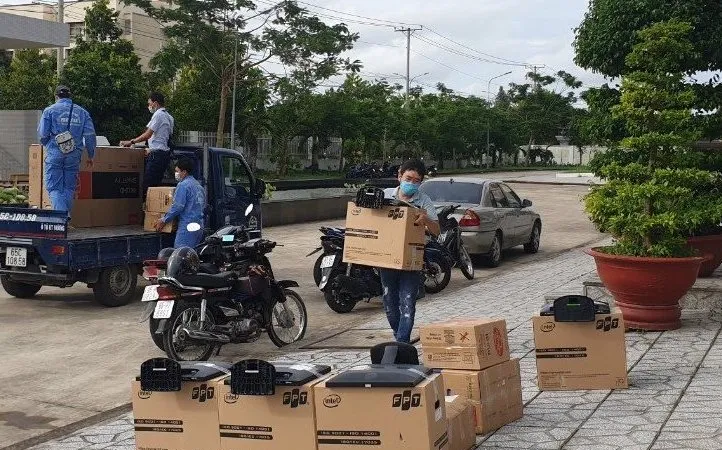 Nhóm triển khai của FPT tập kết thiết bị tại bệnh viện dã chiến
