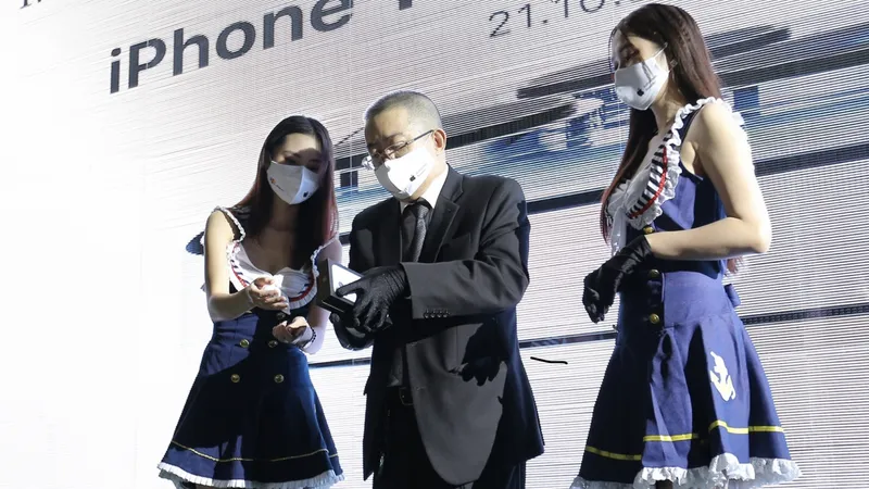 FPT Shop giao iPhone 13 cho khách hàng