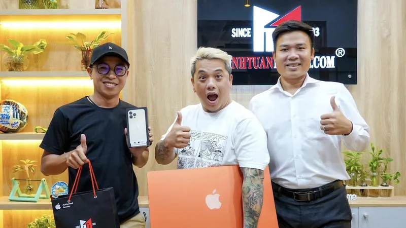 Khách hàng mua sản phẩm Apple tại Minh Tuấn Mobiile