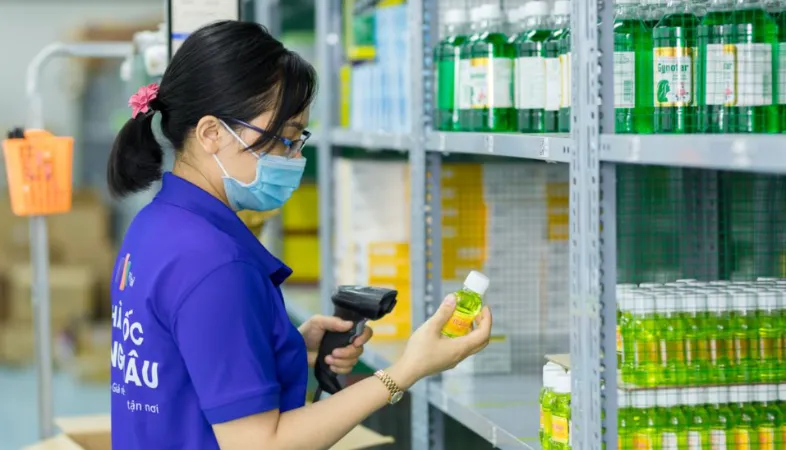 Nhân viên Long Châu quản lý hàng hóa bằng mã vạch