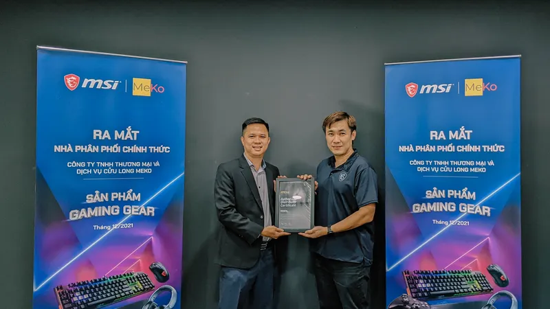 Ông Đinh Quang Trọng, Giám đốc công ty MeKo nhận chứng nhận nhà phân phối từ ông Andy Yang, Giám đốc mảng Linh kiện máy tính của MSI Việt Nam
