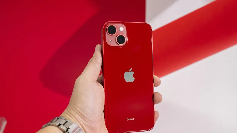 Phone 13 phiên bản màu đỏ rất bắt mắt