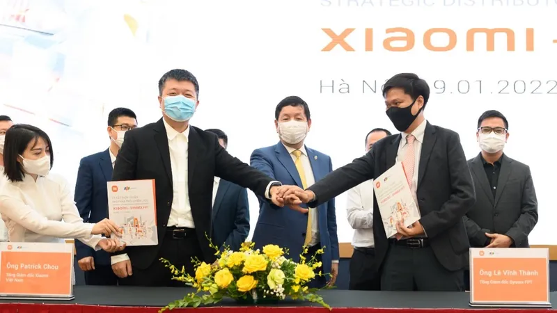 Đại diện Xiaomi Việt Nam và Synnex FPT ký thỏa thuận