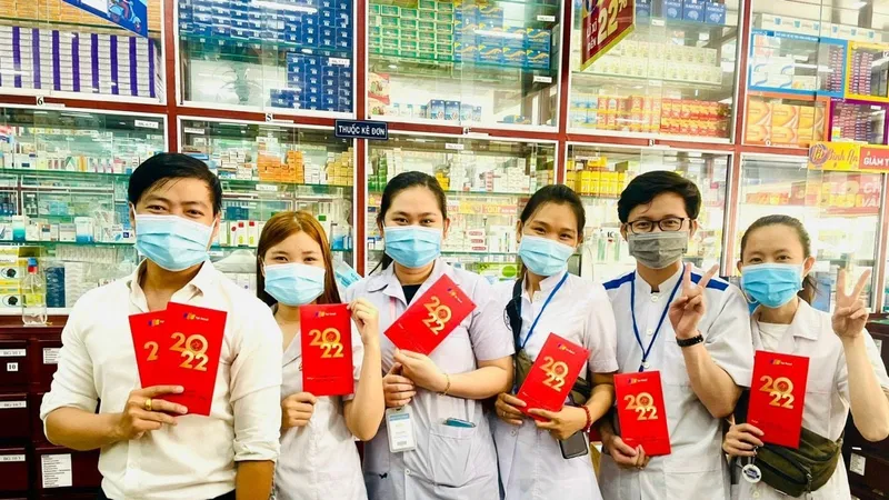 Nhân viên FPT Long Châu phấn khởi với thưởng tết 