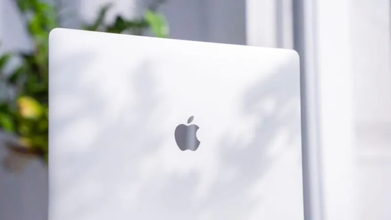 MacBook Air M1 2020 giảm giá dưới 24 triệu đồng 