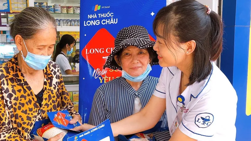 Tặng người nghèo thuốc đặc trị Covid-19 ​là một trong nhiều hoạt động Long Châu sẻ chia