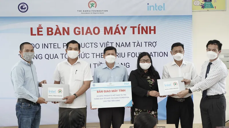 IPV phối hợp cùng Quỹ Dariu trao máy tính cho học sinh