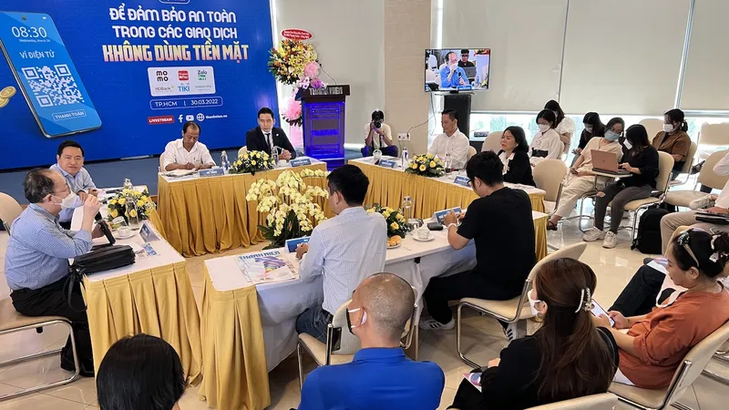 Tọa đàm “Để an toàn trong các giao dịch thanh toán không dùng tiền mặt”
