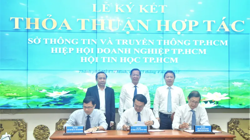 Lễ ký kết thỏa thuận hợp tác giữa Sở TT-TT TPHCM, Hiệp hội Doanh nghiệp TPHCM và Hội tin học TPHCM. Ảnh: CAO THĂNG