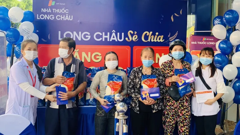 FPT Long Châu tặng thuốc miễn phí và nhiều tấn gạo, sẻ chia cùng những người có hoàn cảnh khó khăn.