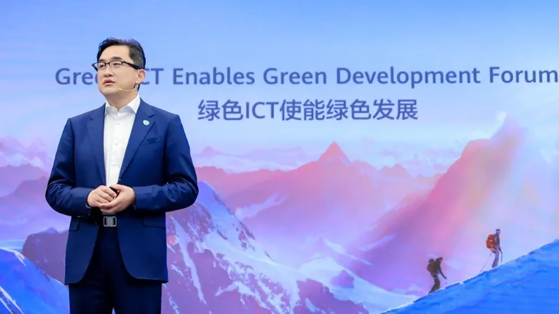 Ông Kevin Zhang, Giám đốc Marketing Mảng Kinh doanh Cơ sở hạ tầng ICT của Huawei trình bày báo cáo Phát triển Xanh 2030 tại HAS 2022