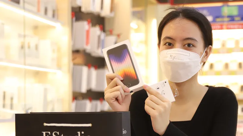 ​ FPT Shop & F.Studio mở bán iPhone SE (2022) chính hãng sớm nhất Việt Nam 