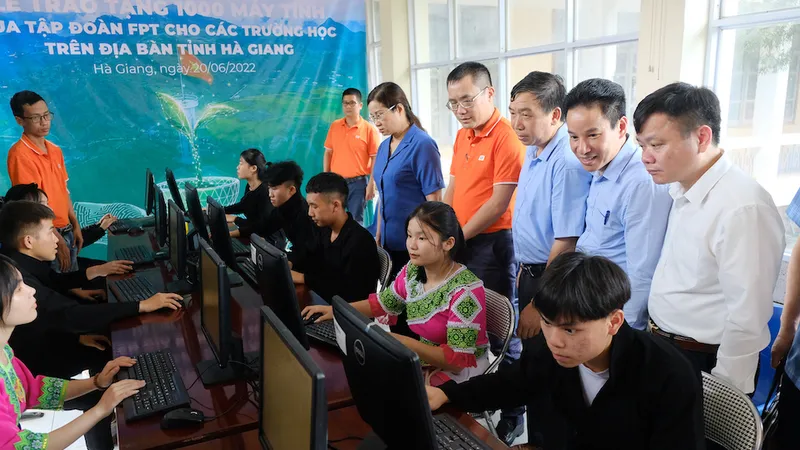 Học sinh ở Hà Giang dùng máy tính FPT vừa trao tặng
