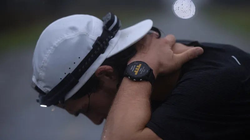 Forerunner 955 Solar được trang bị tính năng sạc năng lượng mặt trời