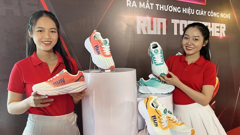 RUN Together Việt Nam giới thiệu giày thể thao gắn chip ​