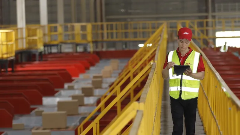 Một góc trung tâm trung chuyển của J&T Expresstại Củ Chi