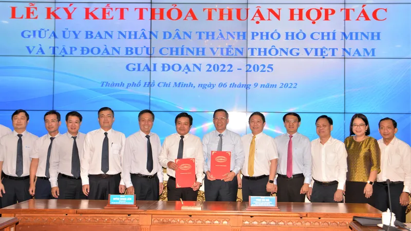 UBND TPHCM và VNPT ký kết “Thỏa thuận hợp tác về chuyển đổi số và xây dựng đô thị thông minh giai đoạn 2022 - 2025". Ảnh: CAO THĂNG