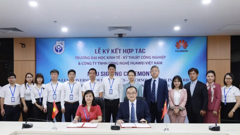 Lễ ký kết giữa Huawei Việt Nam và Đại học Kinh tế Kỹ thuật Công nghiệp