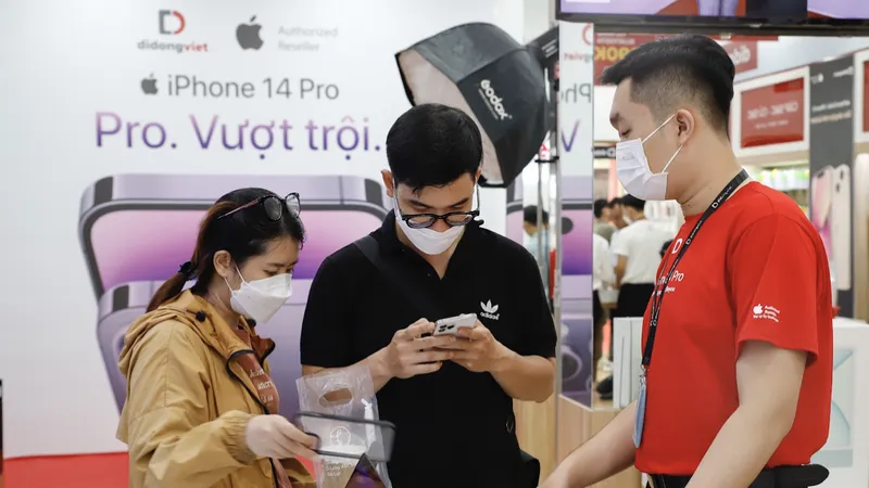 Khách hàng chọn mua iPhone tại Di Động Viêt