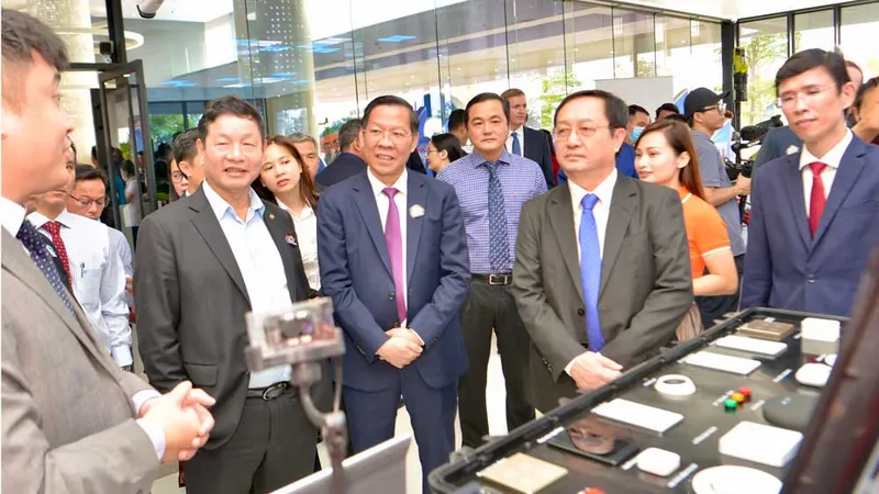 Chủ tịch UBND TPHCM Phan Văn Mãi, Bộ trưởng Bộ KH-CN Huỳnh Thành Đạt cùng các đại biểu tham quan triển lãm tại Lễ kỷ niệm. Ảnh: T.Ba