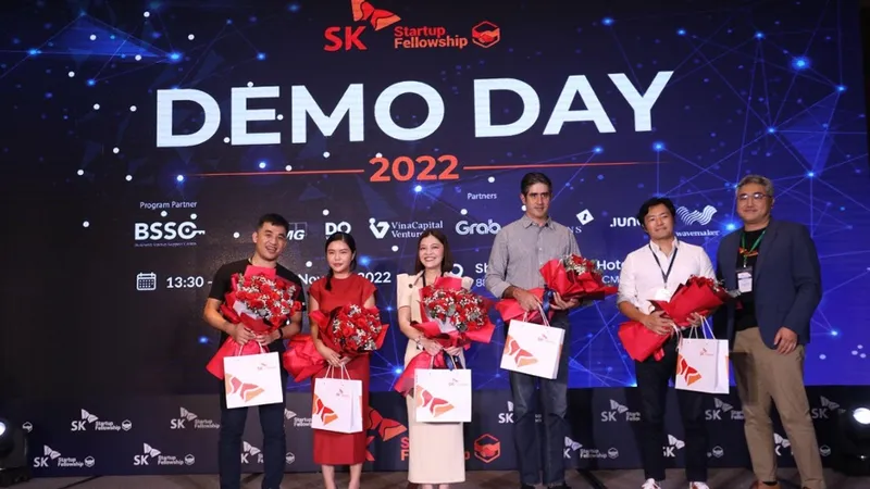 Ông Michael Han - Chief of Representative Office SK Group trao quà cám ơn Hội đồng Ban Giám Khảo SKSF 2022