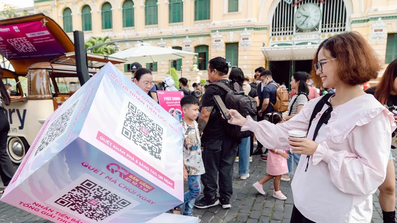 Mã QR MoMo khổng lồ thu hút sự chú ý của các bạn trẻ