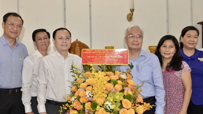 Phó Bí thư Thành ủy TPHCM Nguyễn Văn Hiếu đến thăm PGS-TS Phan Thanh Bình. Ảnh: CAO THĂNG