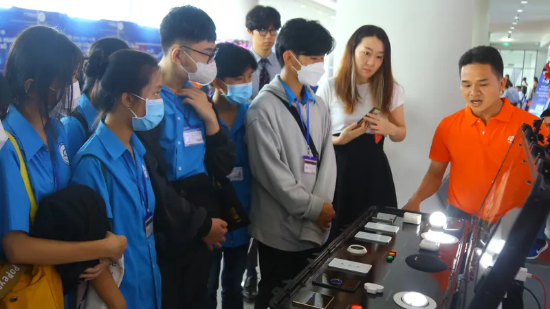 Khách tham quan tham khảo sản phẩm FPT tại Techfest Vietnam 2022