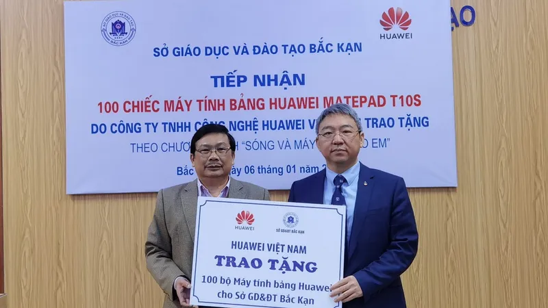 Huawei Việt Nam trao 100 máy tính bảng cho Sở GD-ĐT tỉnh Bắc Kạn