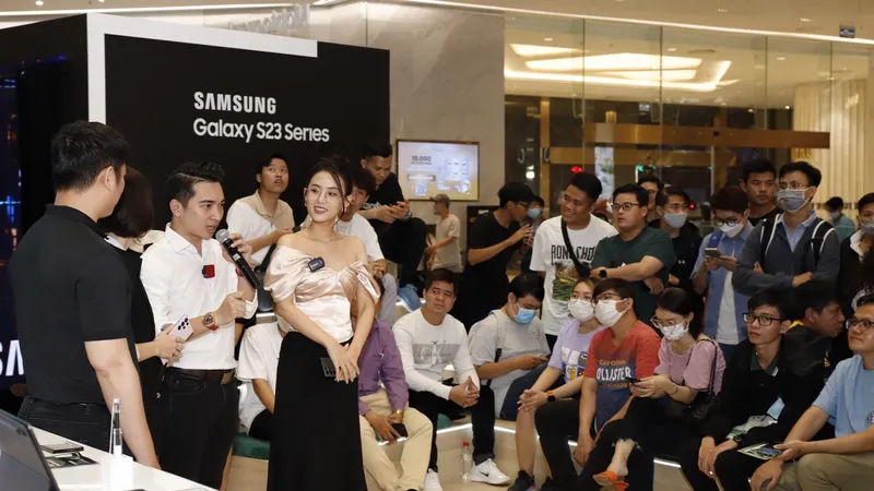 Đông đảo người dùng công nghệ đến tham quan, trải nghiệm Galaxy S23 series tại sự kiện