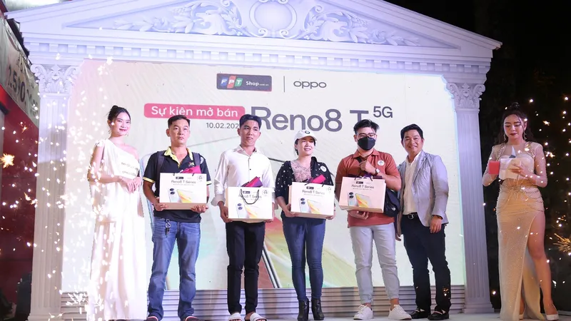 FPT Shop giao OPPO Reno8 T Series cho khách hàng