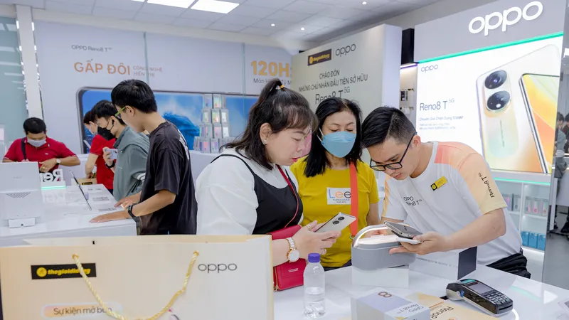Khách hàng nhận OPPO Reno8 T Series tại Thế Giới Di Động