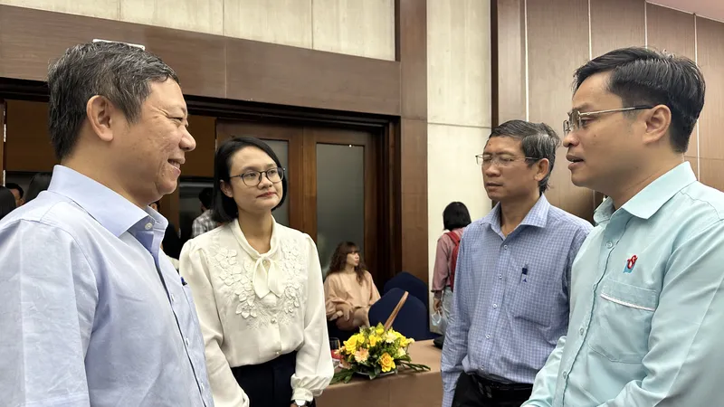 Phó Chủ tịch UBND TPHCM Dương Anh Đức trao đổi cùng các đại biểu bên lề tọa đàm
