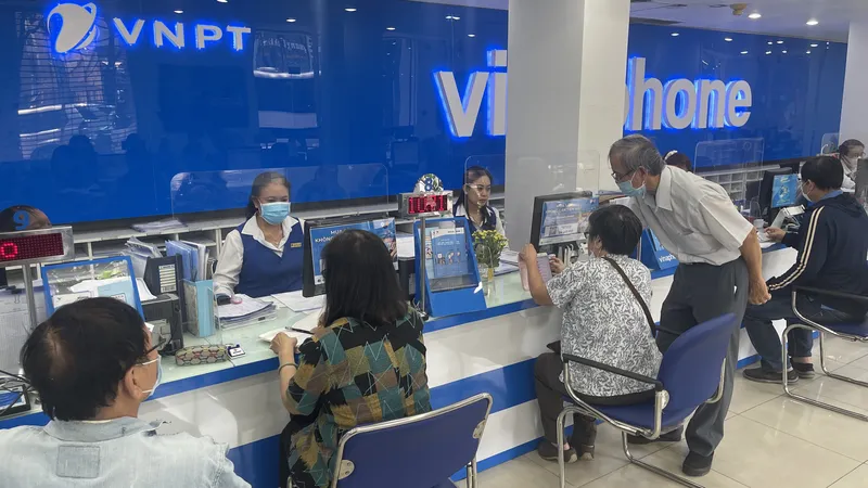 Người dân bổ sung thông tin thuê bao trước ngày 31-3 tại đại lý Vinaphone trên đường Hùng Vương, quận 10, TPHCM. Ảnh: HOÀNG HÙNG