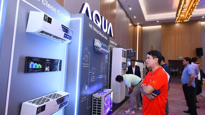 Khách mời tìm hiểu máy lạnh AQUA