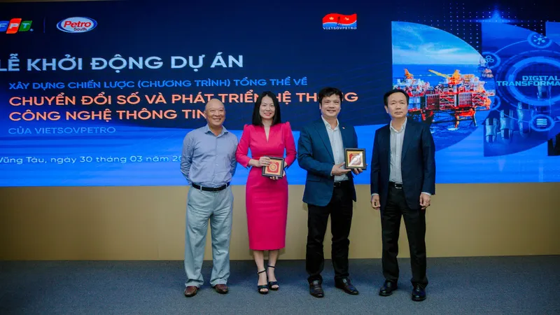 Vietsovpetro tặng quà lưu niệm cho đại diện liên danh nhà thầu FPT-Petro South