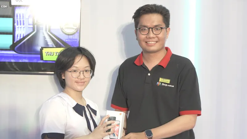 Khách hàng của FPT Shop được nhận máy ngày mở bán