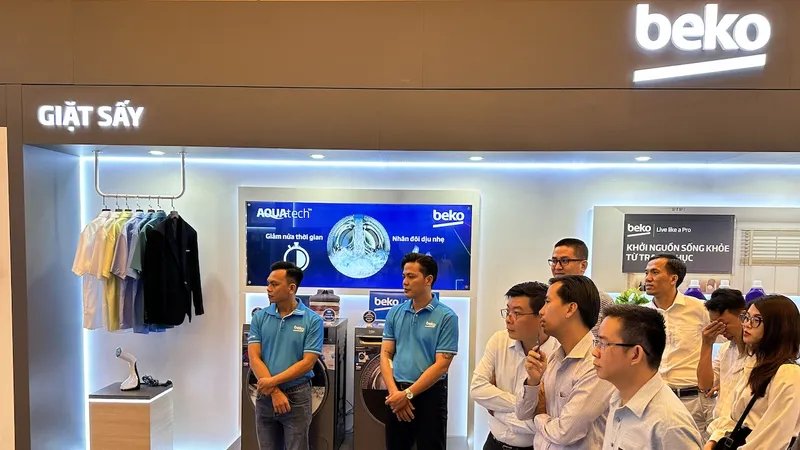 Khách tham quan sản phẩm mới của Beko