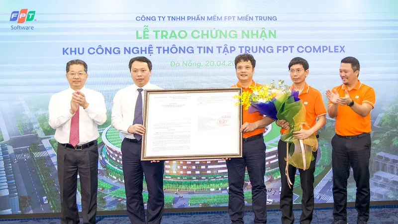 Đại diện Tập đoàn FPT nhận quyết định công nhận Khu phức hợp văn phòng FPT (FPT Complex) là khu CNTT tập trung