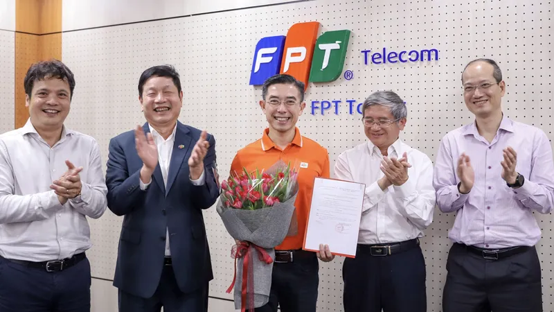 Tân Chủ tịch HĐQT FPT Telecom ông Hoàng Việt Anh nhận quyết định và hoa chúc mừng từ Ban Lãnh đạo FPT