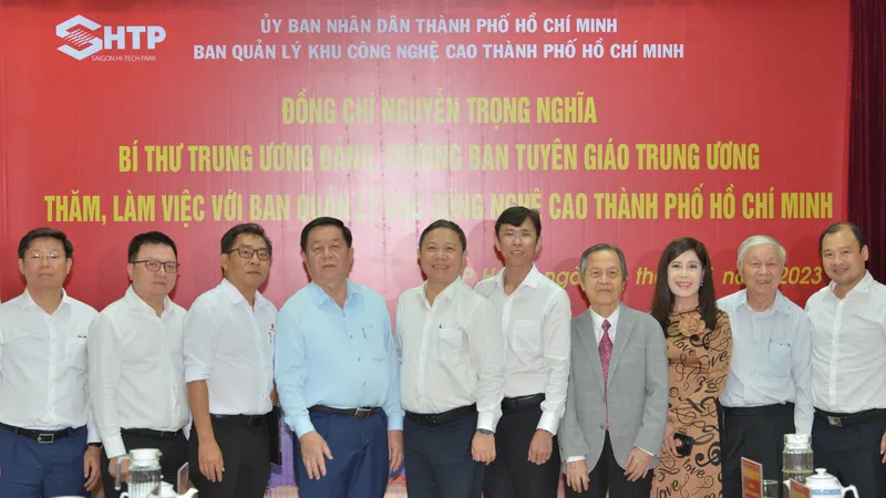 Đoàn công tác Ban Tuyên giáo Trung ương do đồng chí Nguyễn Trọng Nghĩa dẫn đầu thăm và làm việc với SHTP. Ảnh CAO THĂNG