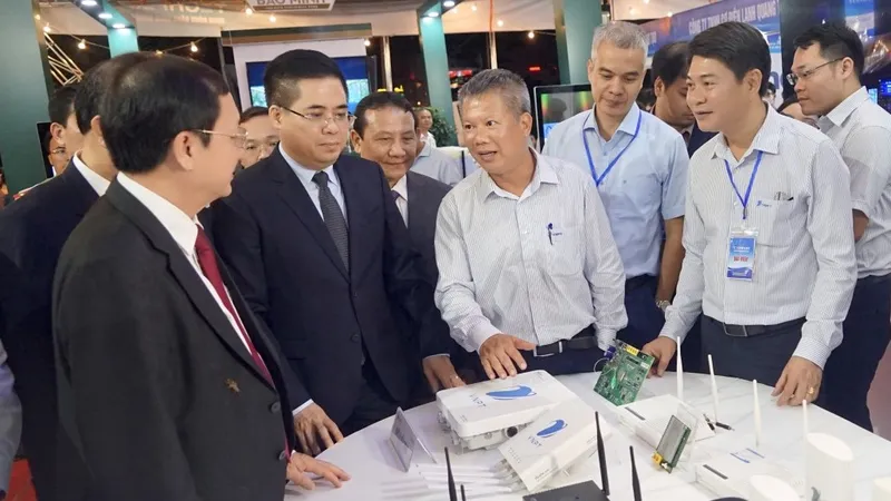 Các đại biểu tham quan khu giới thiệu công nghệ của VNPT