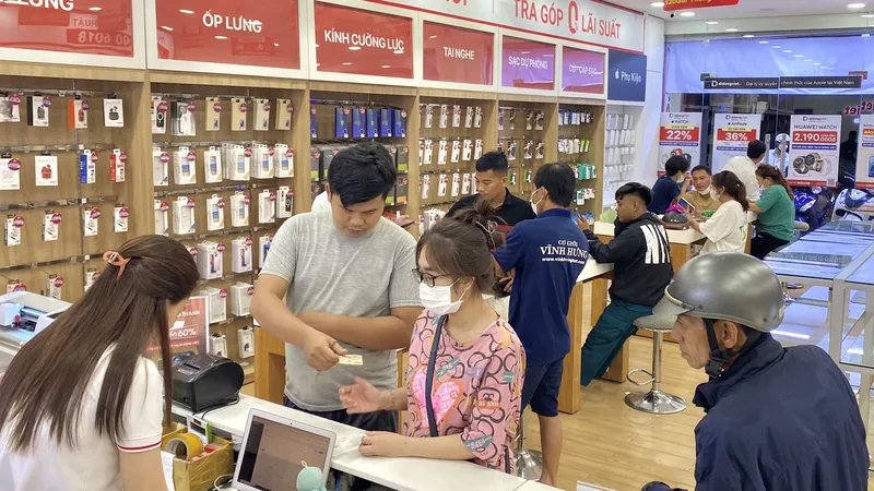Khách hàng mua sắm tại Hệ thống Di Động Việt