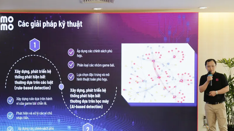 Đại diện MoMo - ông Phạm Lê Minh giới thiệu về công nghệ của MoMo