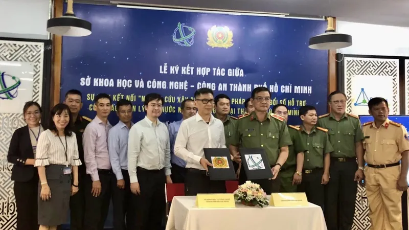 Lãnh đạo Sở KH-CN và Công an TPHCM trao kỷ niệm chương tại chương trình