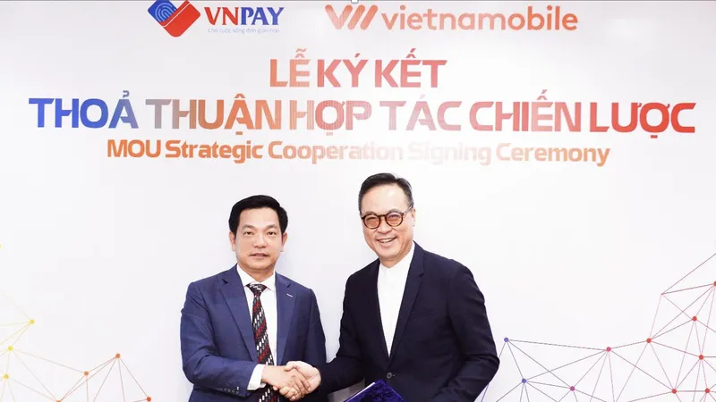 Ông Lê Tánh, Tổng Giám Đốc VNPAY và ông Raymond Ho, Tổng Giám Đốc Vietnamobile trong lễ ký kết