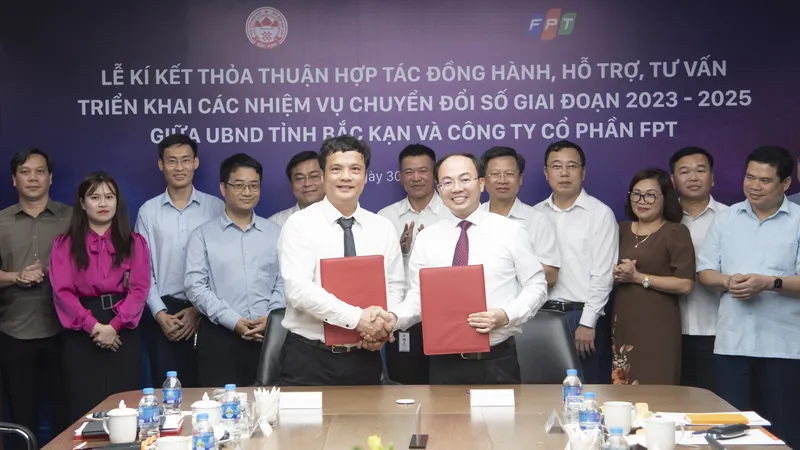 Ông Nguyễn Đăng Bình, Phó Bí thư Tỉnh ủy, Chủ tịch UBND tỉnh Bắc Kạn ký kết hợp tác với ông Nguyễn Văn Khoa, Tổng giám đốc Tập đoàn FPT