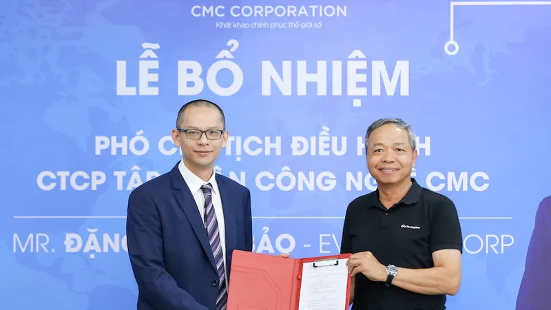 Chủ tịch tập đoàn CMC Nguyễn Trung Chính trao quyết định bổ nhiệm cho tân Phó Chủ tịch điều hành Đặng Ngọc Bảo