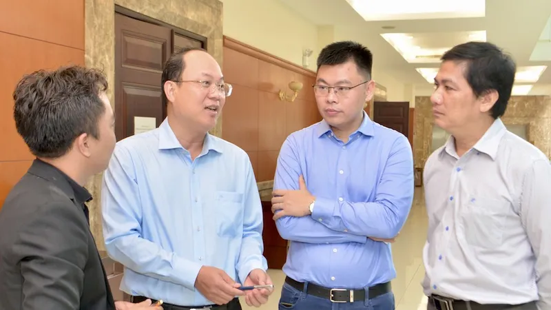 Đồng chí Nguyễn Hồ Hải trao đổi với các đại biểu bên lề hội thảo. Ảnh: CAO THĂNG